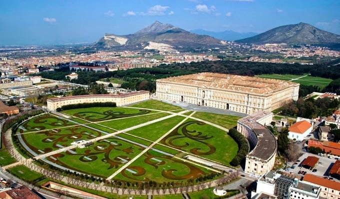 The Reggia di Caserta in bird's-eye view (Wikipedia Commons: artisticcharminghouse.com)