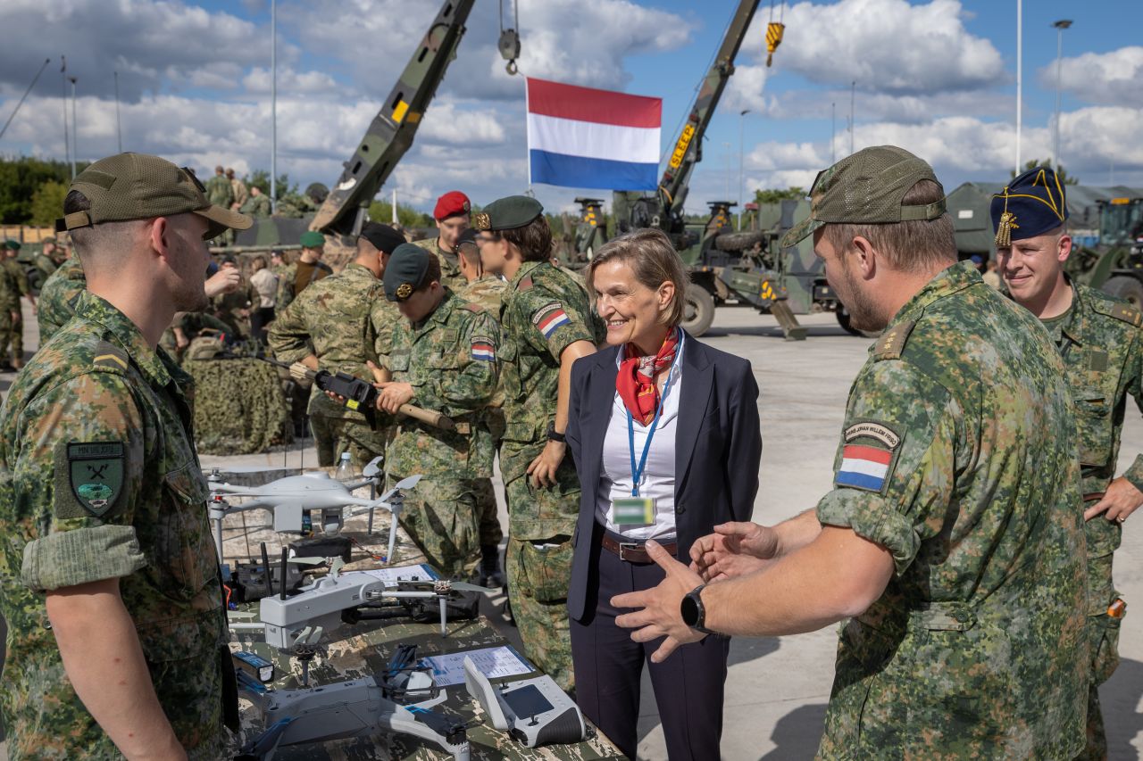 Ambassador Wijgers and Dutch troops at Rukla