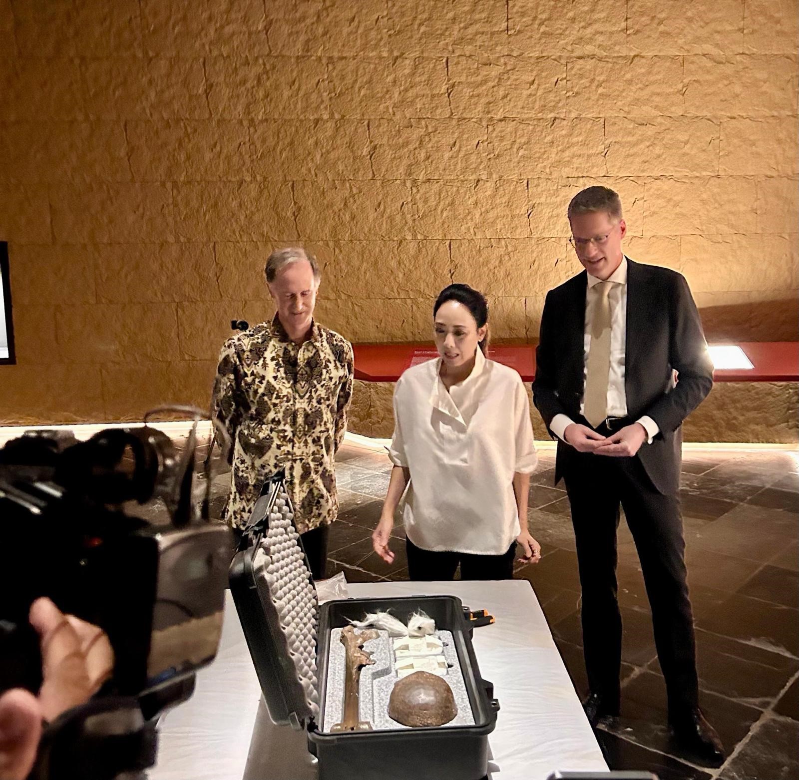 The Dutch ambassador to Indonesia, Marc Gerritsen (left), Indira Estiyanti Nurjadin of the Indonesian Heritage Agency. On the right: Marcel Beukeboom of the Naturalis Museum.