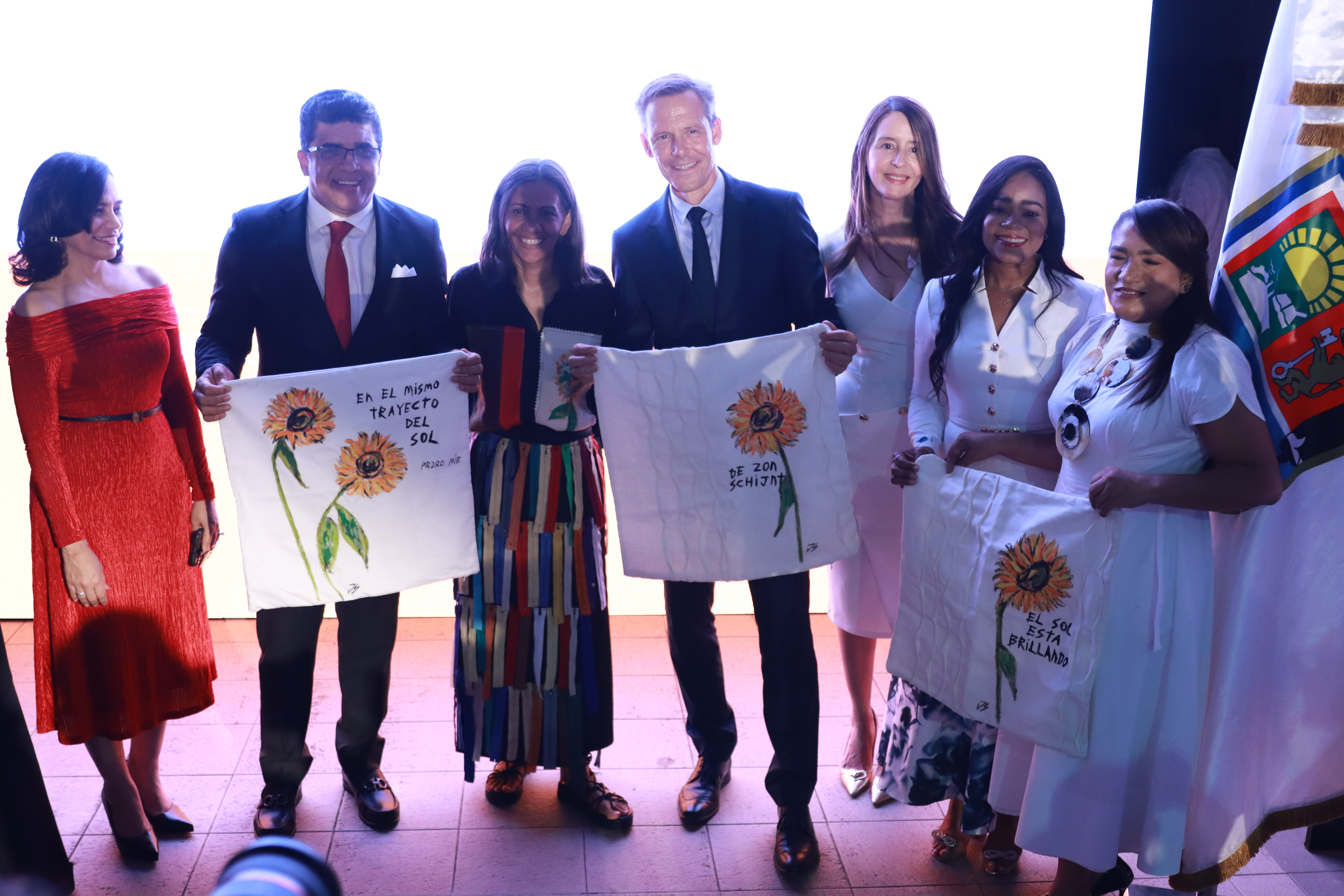 Major of Santo Domingo Este, Mr. Dio Astacio, Dutch Ambassador in the DR,  H.E. Frank Keurhorst, Representatives of local government institutions and designers