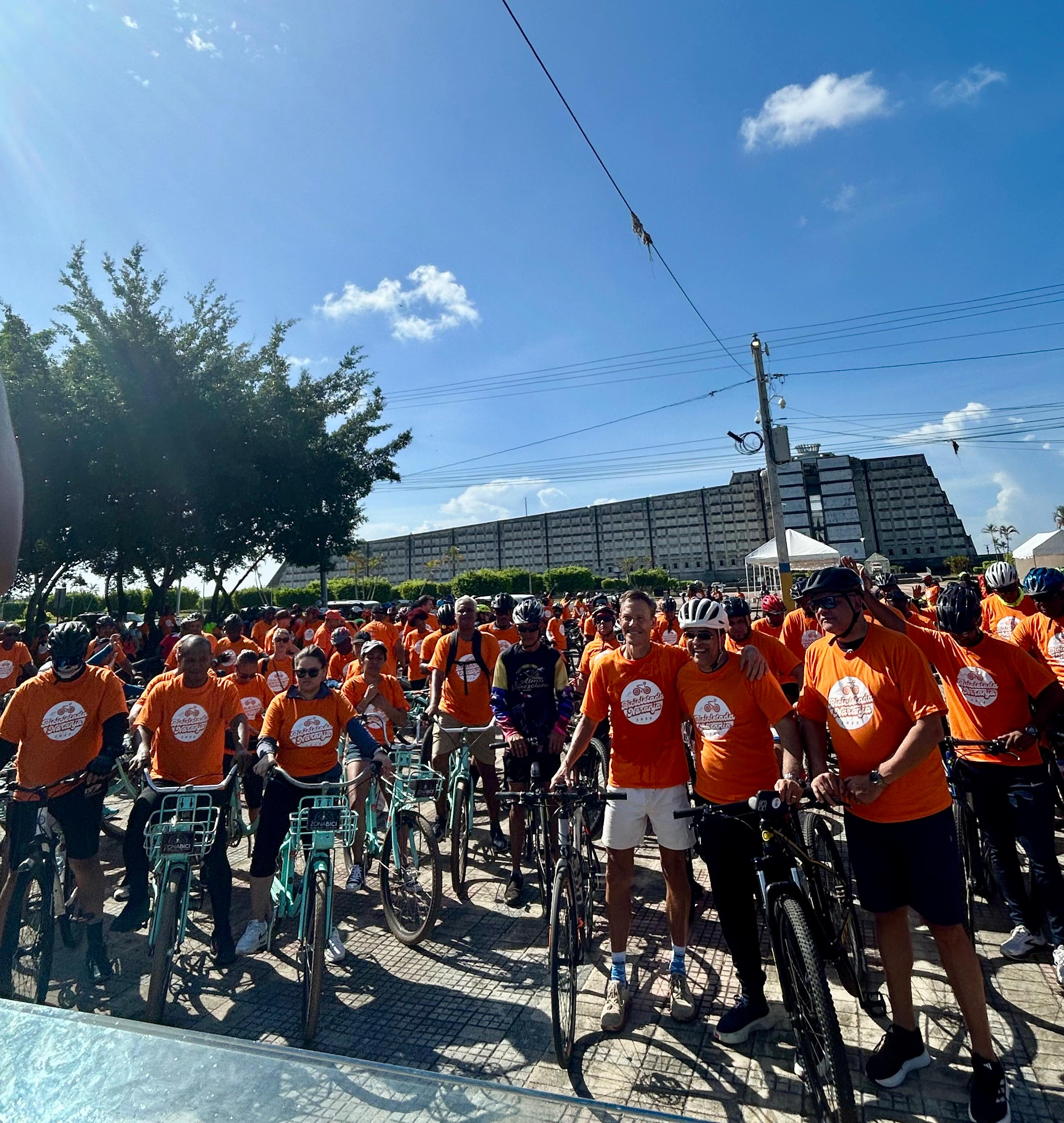 Orange Bike Ride 2025, participants with their bikes