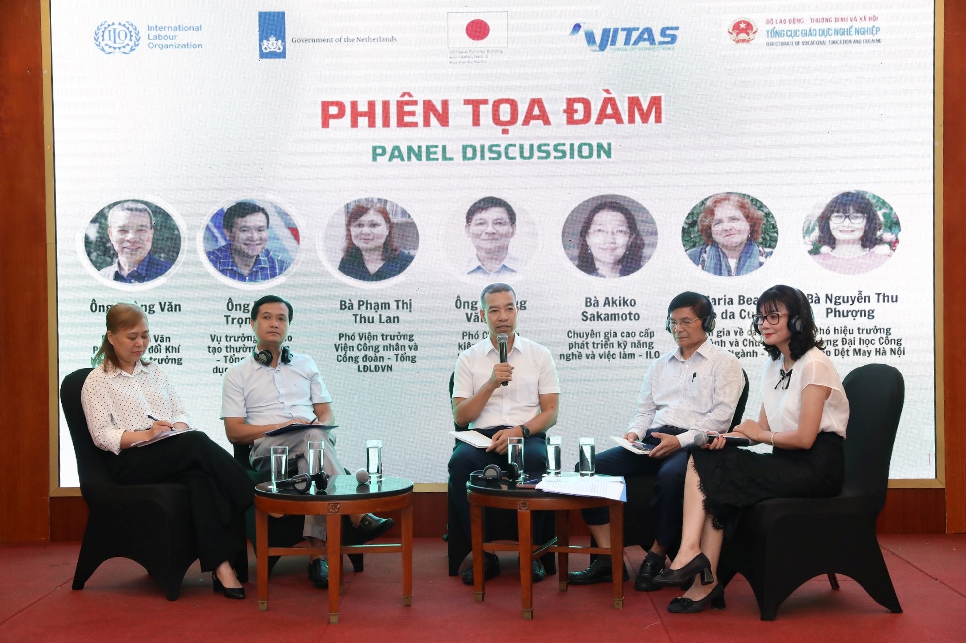 Snapshot of the panel discussion "Sharing stories from top Vietnamese aquaculture stakeholders on how to adapt the sustainable trend in the world" at the Vietnam Sustainable Aquaculture Business forum in Can Tho, 2022. Five speakers on the roundtable stage.