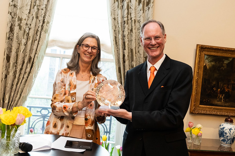 Ambassador Birgitta Tazelaar presents Stu Sjouwerman, Founder and CEO of KnowBe4, with the 2024 Freddy Heineken Award.