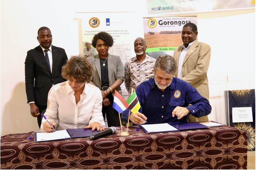 The Ambassador for the Kingdom of the Netherlands in Mozambique, Elsbeth Akkerman (left) signing the SLDP-agreement with the GRP-Representative Mike Marchington.