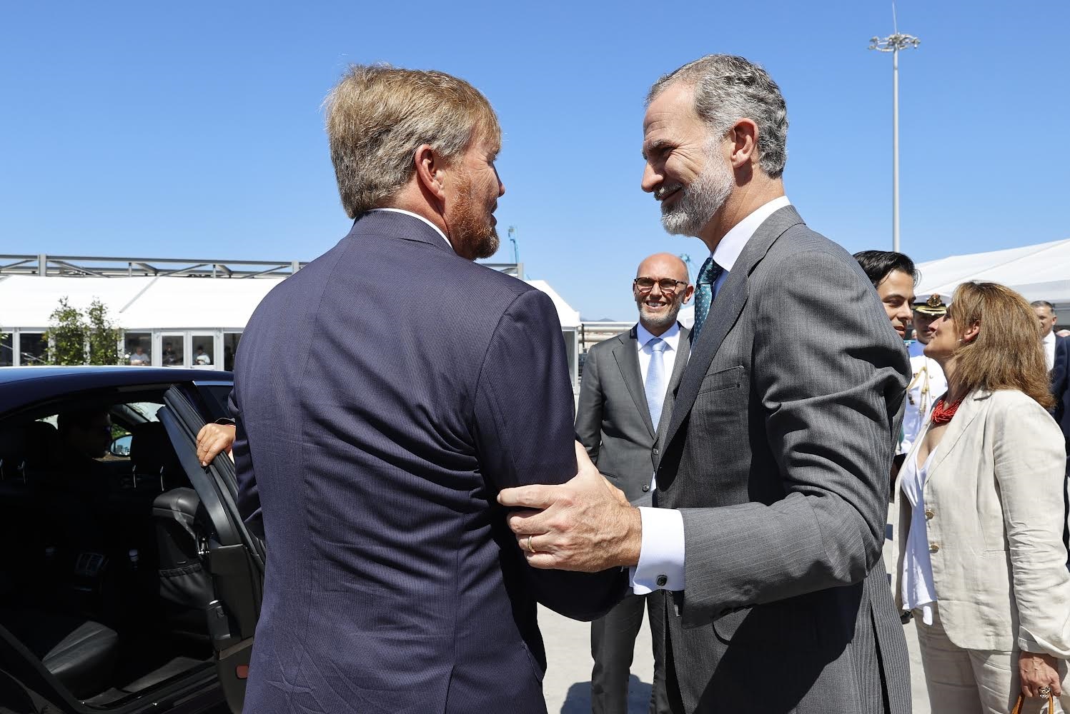 El rey holandés Willem-Alexander (izquierda) junto al rey Felipe.