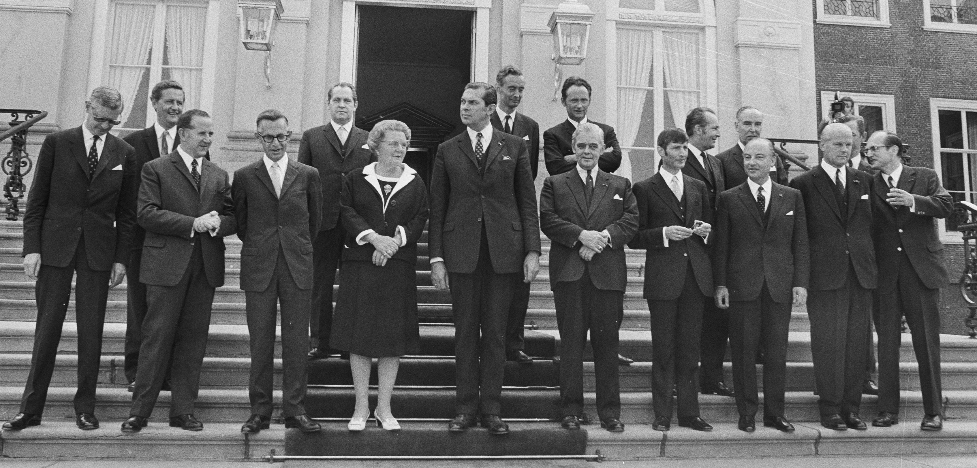 A Dutch tradition: the official government photograph - NL Host Nation ...