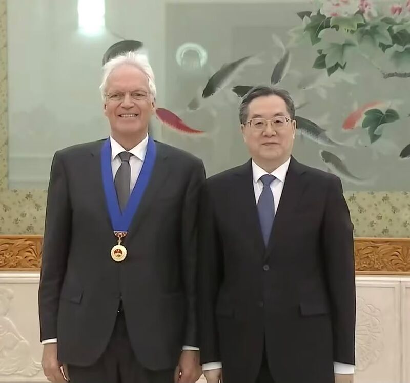 Professor Rene Bernards (left) receiving the International Science and Technology Cooperation Award