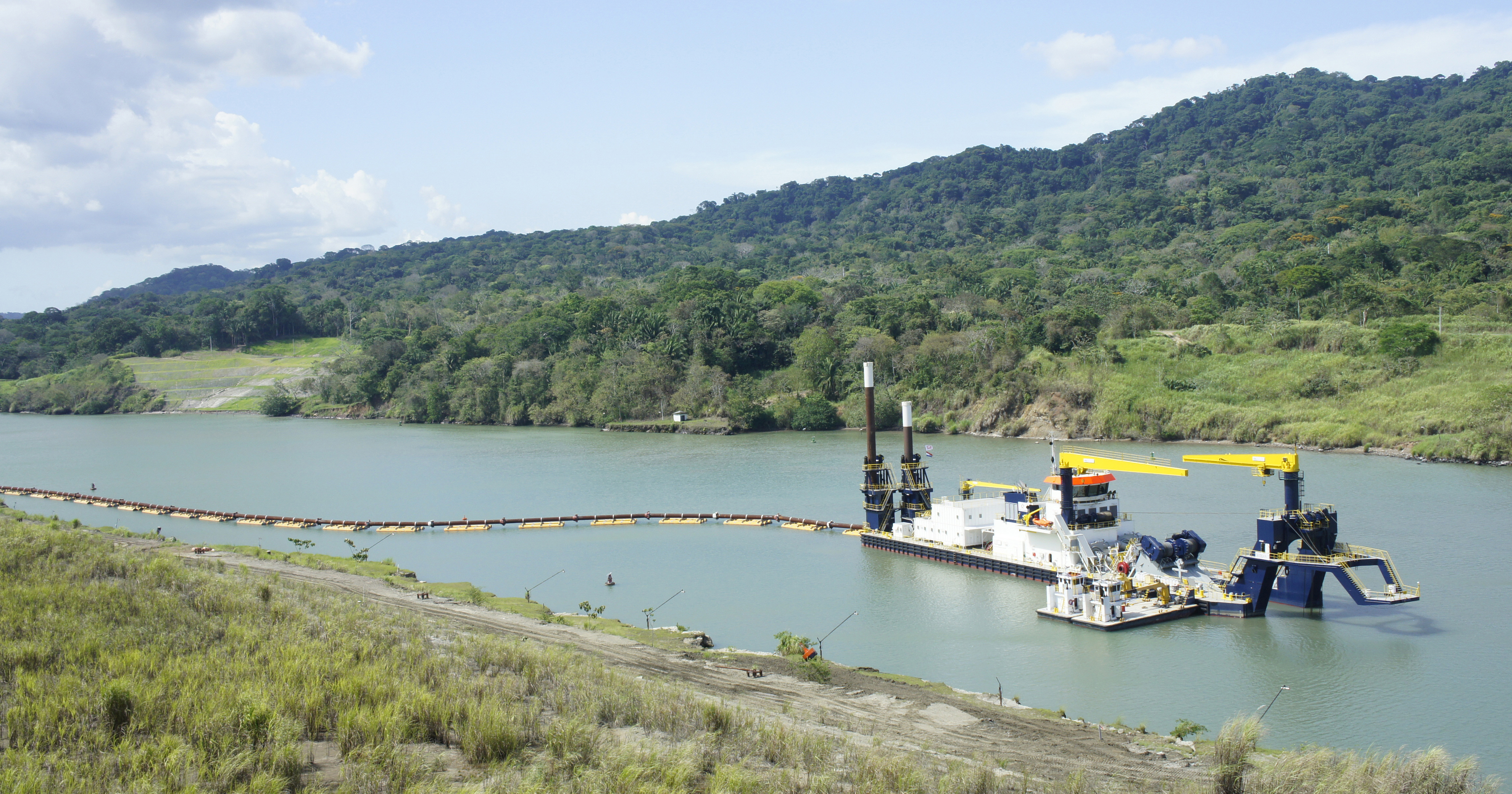 Dredging by Dutch offshore company IHC Merwede in Panama canal.