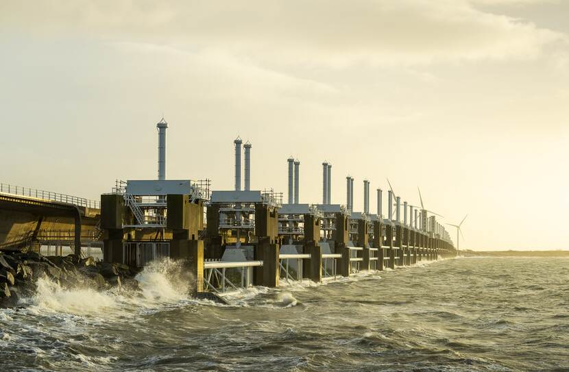 picture of the Eastern Scheldt storm