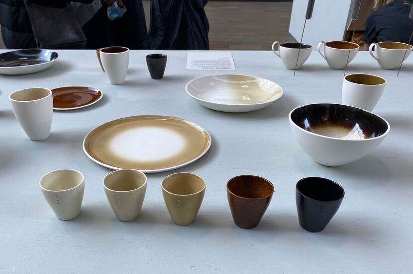 Tea set visualizing the level of air pollution in London