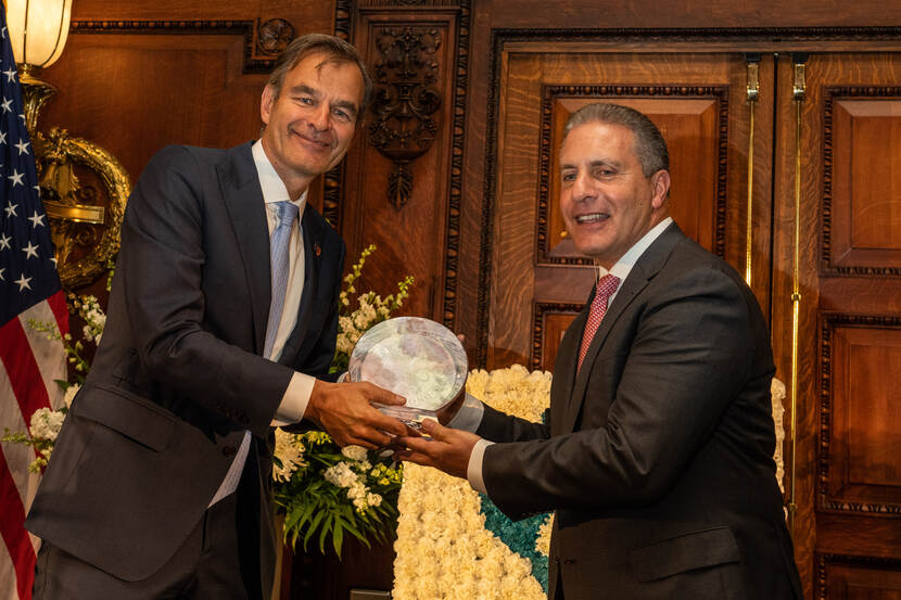 Ambassador André Haspels hands the 2022 Holland on the Hill Heineken Award to Richard DeLuca Jr., Executive Vice President of Merck and President of Merck Animal Health.